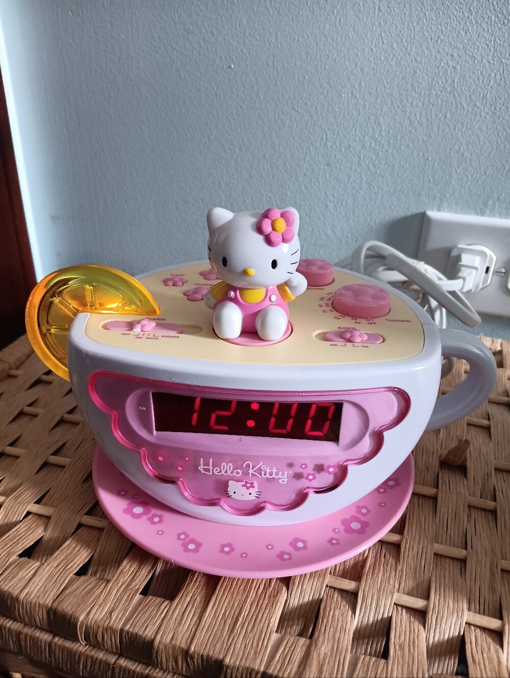 Hello Kitty Sanrio Y2K Teacup Alarm Clock AM/FM Radio Night Light Works